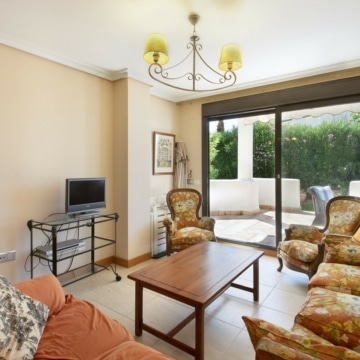 Wonderful ground floor apartment with golf views in Selwo, Estepona Picture 3