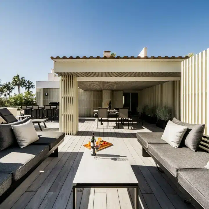 Modern 2 bedroom apartment with a spacious terrace in Fuente Aloha, Nueva Andalucia Picture