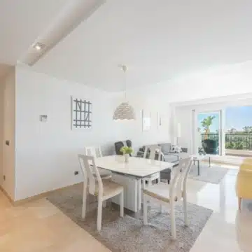 Modern apartment with golf views in Los Robles de los Arqueros, Benahavís Picture 7