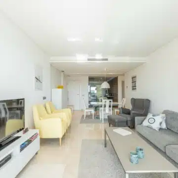 Modern apartment with golf views in Los Robles de los Arqueros, Benahavís Picture 6