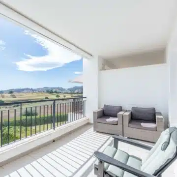 Modern apartment with golf views in Los Robles de los Arqueros, Benahavís Picture 5