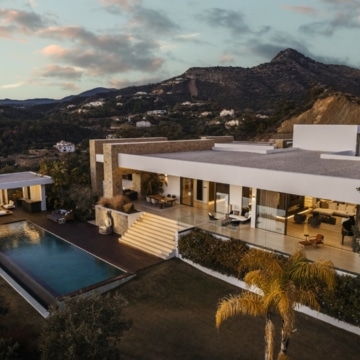 Impressive mansion with incredible sea and mountain views in Marbella Club Golf Resort, Benahavis Picture 1