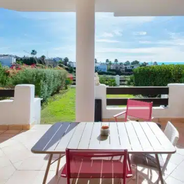 Spectacular ground floor apartment with fantastic mountain and sea views in Estepona Picture 0