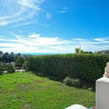 Spectacular ground floor apartment with fantastic mountain and sea views in Estepona Picture 2