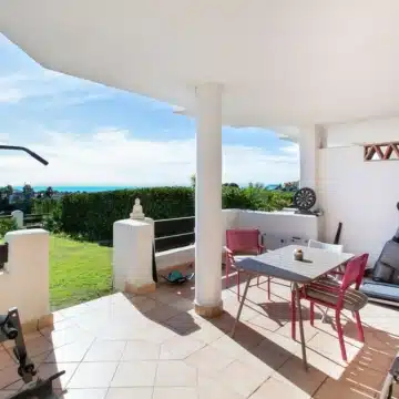 Spectacular ground floor apartment with fantastic mountain and sea views in Estepona Picture 1