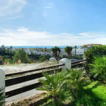 Spectacular ground floor apartment with fantastic mountain and sea views in Estepona Picture 8