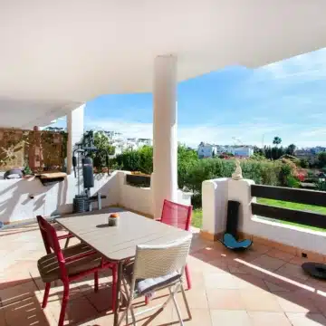 Spectacular ground floor apartment with fantastic mountain and sea views in Estepona Picture 3