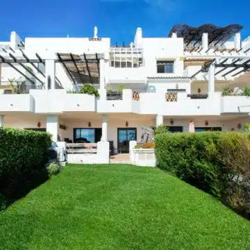 Spectacular ground floor apartment with fantastic mountain and sea views in Estepona Picture 16