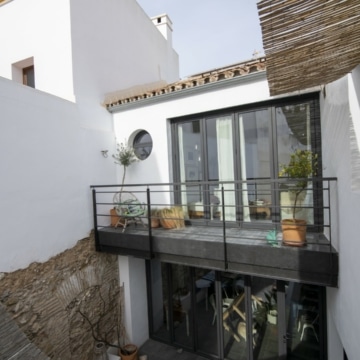 Two unique and spacious renovated townhouses with restaurant in the historic Estepona center Picture 15