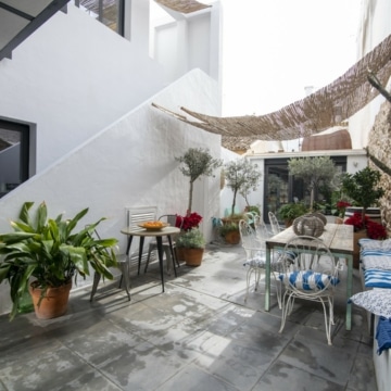 Two unique and spacious renovated townhouses with restaurant in the historic Estepona center Picture 14