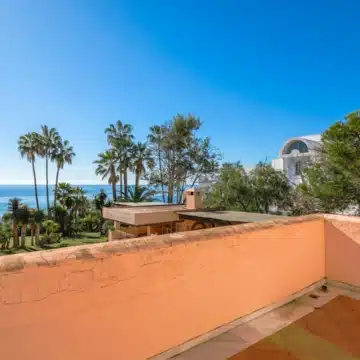 Stunning frontline beach villa in Hacienda Beach, The New Golden Mile Estepona Picture 16