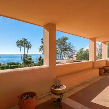 Stunning frontline beach villa in Hacienda Beach, The New Golden Mile Estepona Picture 15