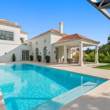 Incredible villa with classical architecture in La Cerquilla, Nueva Andalucia Picture 2