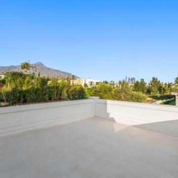 Incredible villa with classical architecture in La Cerquilla, Nueva Andalucia Picture 15
