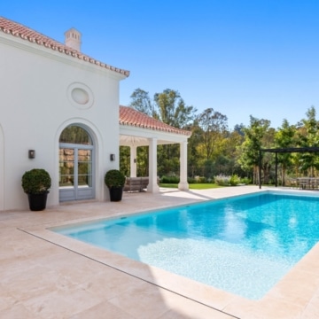 Incredible villa with classical architecture in La Cerquilla, Nueva Andalucia Picture 14