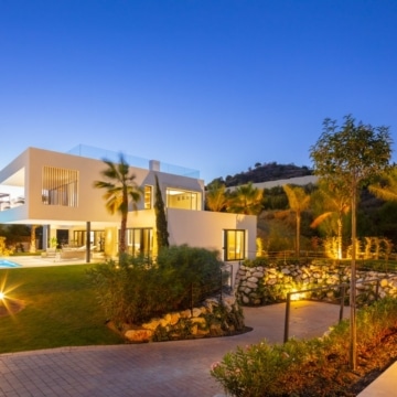 Magnificent villa in the exclusive gated community of Los Olivos, Nueva Andalucía Picture 2