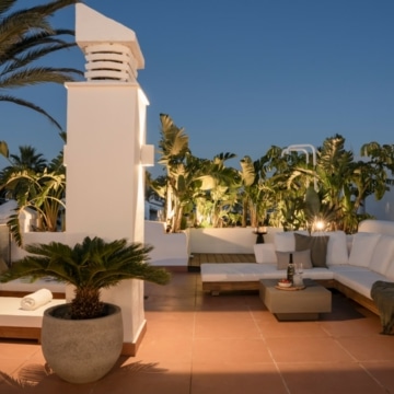 Luxury penthouse with breathtaking sea and mountain views in Alcazaba Beach, Estepona Picture 7