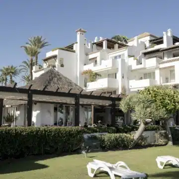 Luxury penthouse with breathtaking sea and mountain views in Alcazaba Beach, Estepona Picture 3