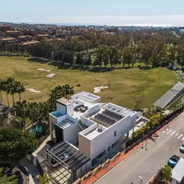 Luxurious 4-bedroom villa with panoramic golf and mountain views in La Alqueria, Benahavis Picture 18