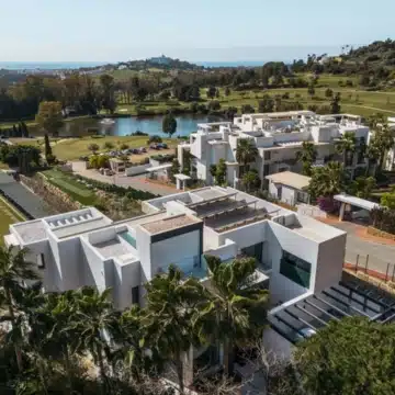 Luxurious 4-bedroom villa with panoramic golf and mountain views in La Alqueria, Benahavis Picture 20