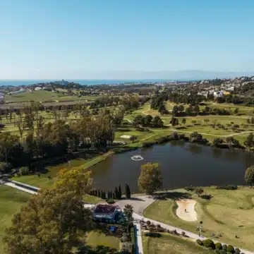 Luxurious 4-bedroom villa with panoramic golf and mountain views in La Alqueria, Benahavis Picture 21