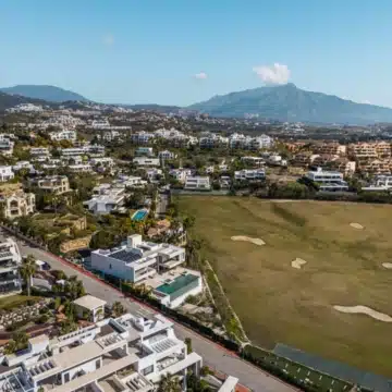 Luxurious 4-bedroom villa with panoramic golf and mountain views in La Alqueria, Benahavis Picture 22