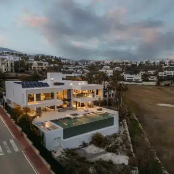 Luxurious 4-bedroom villa with panoramic golf and mountain views in La Alqueria, Benahavis Picture 27
