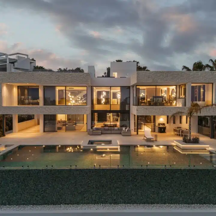 Luxurious 4-bedroom villa with panoramic golf and mountain views in La Alqueria, Benahavis Picture