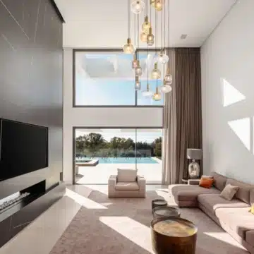 Luxurious 4-bedroom villa with panoramic golf and mountain views in La Alqueria, Benahavis Picture 4