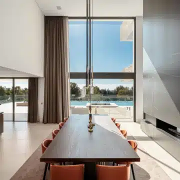 Luxurious 4-bedroom villa with panoramic golf and mountain views in La Alqueria, Benahavis Picture 31