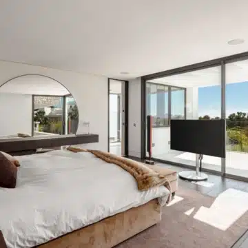 Luxurious 4-bedroom villa with panoramic golf and mountain views in La Alqueria, Benahavis Picture 3