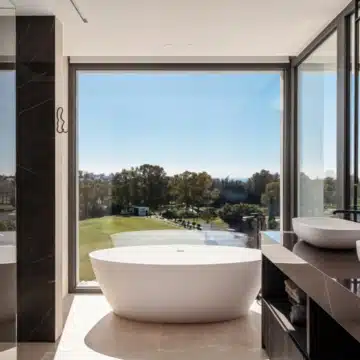 Luxurious 4-bedroom villa with panoramic golf and mountain views in La Alqueria, Benahavis Picture 7