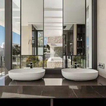 Luxurious 4-bedroom villa with panoramic golf and mountain views in La Alqueria, Benahavis Picture 19