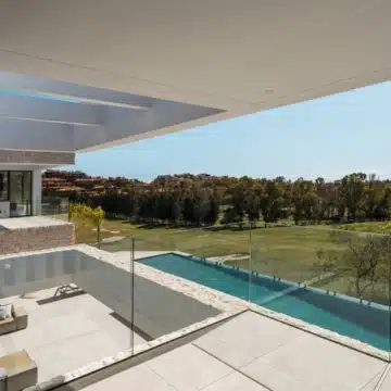 Luxurious 4-bedroom villa with panoramic golf and mountain views in La Alqueria, Benahavis Picture 43