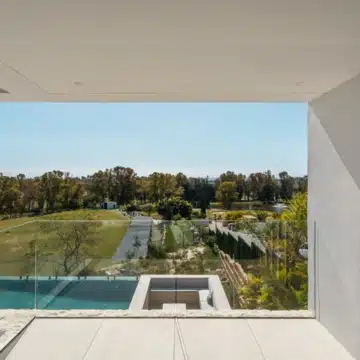 Luxurious 4-bedroom villa with panoramic golf and mountain views in La Alqueria, Benahavis Picture 44