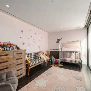 Luxurious 4-bedroom villa with panoramic golf and mountain views in La Alqueria, Benahavis Picture 46