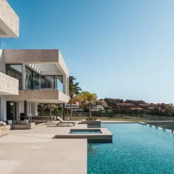 Luxurious 4-bedroom villa with panoramic golf and mountain views in La Alqueria, Benahavis Picture 12