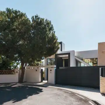 Luxurious 4-bedroom villa with panoramic golf and mountain views in La Alqueria, Benahavis Picture 59