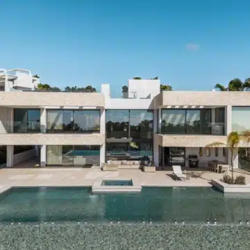 Luxurious 4-bedroom villa with panoramic golf and mountain views in La Alqueria, Benahavis Picture 14