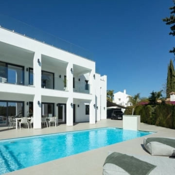 Modern 6-bedroom villa with unbeatable views of mountains in Nueva Andalucia Picture 15