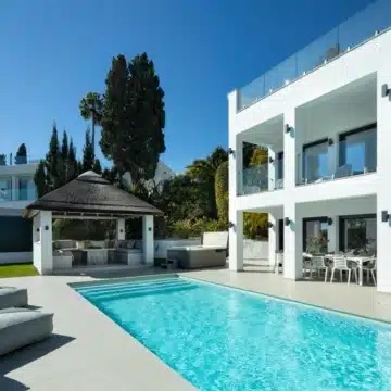 Modern 6-bedroom villa with unbeatable views of mountains in Nueva Andalucia Picture 16