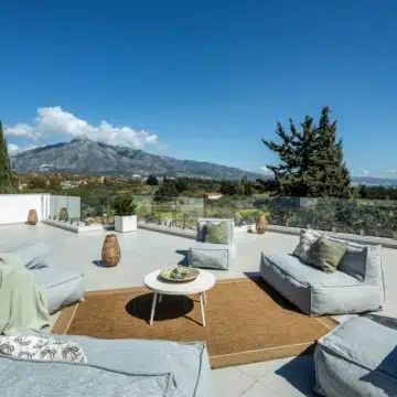 Modern 6-bedroom villa with unbeatable views of mountains in Nueva Andalucia Picture 1
