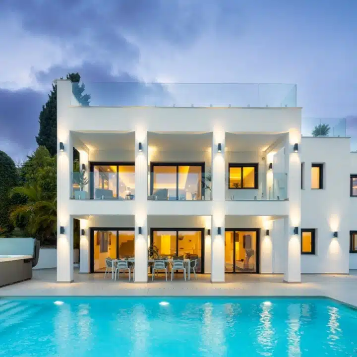 Modern 6-bedroom villa with unbeatable views of mountains in Nueva Andalucia Picture