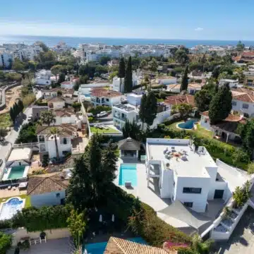 Modern 6-bedroom villa with unbeatable views of mountains in Nueva Andalucia Picture 2