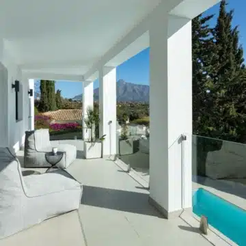 Modern 6-bedroom villa with unbeatable views of mountains in Nueva Andalucia Picture 12