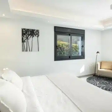Modern 6-bedroom villa with unbeatable views of mountains in Nueva Andalucia Picture 10