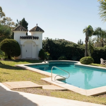 Enchaning 3-bedroom villa with marvellous sea views in El Paraiso, Estepona Picture 2