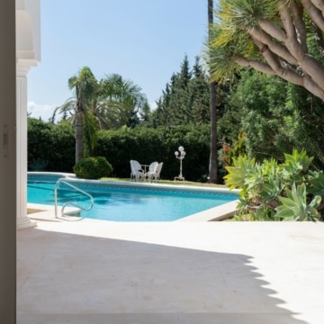 Enchaning 3-bedroom villa with marvellous sea views in El Paraiso, Estepona Picture 14