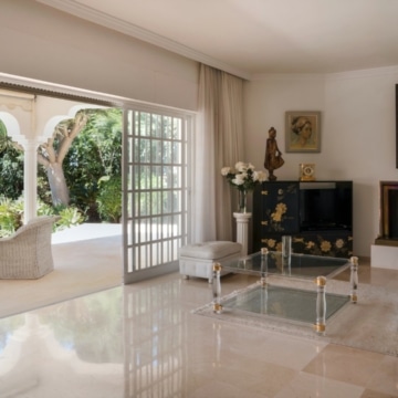 Enchaning 3-bedroom villa with marvellous sea views in El Paraiso, Estepona Picture 3
