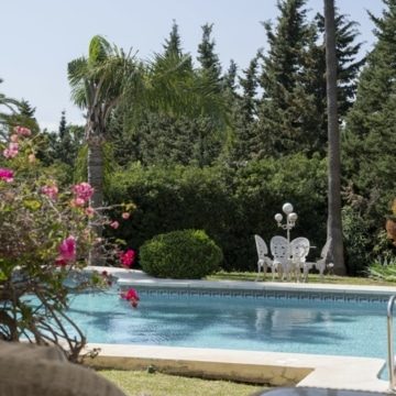 Enchaning 3-bedroom villa with marvellous sea views in El Paraiso, Estepona Picture 9
